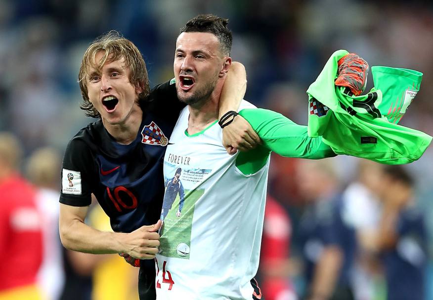 Subasic festeggiato da Modric.